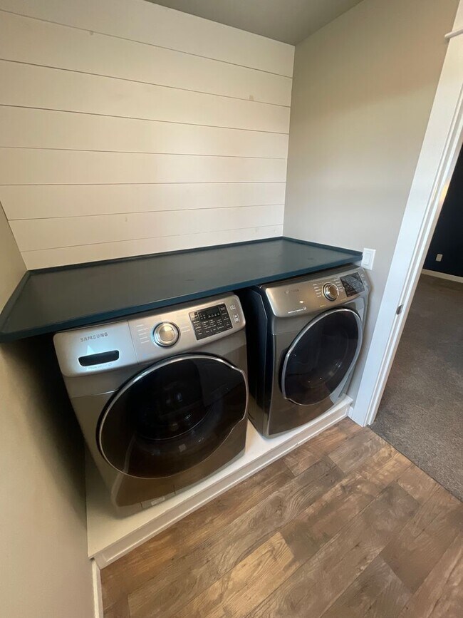 Building Photo - Beautiful 3 Bedroom on Large Corner Lot!