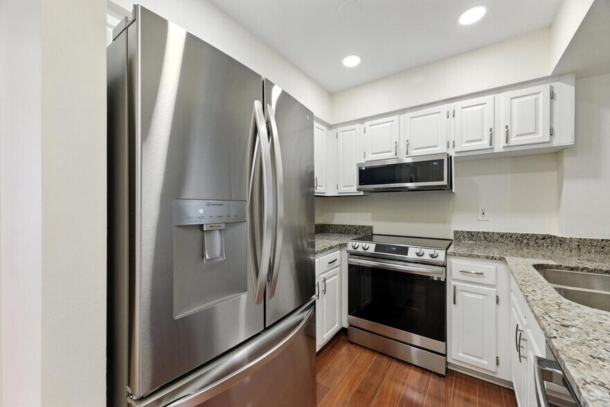 Building Photo - 233 Mill Point Dr