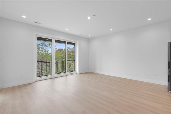 Building Photo - 906 W Dakin St