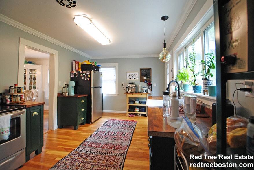 Building Photo - 841 Fellsway W