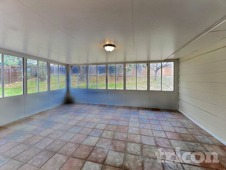 Building Photo - 13622 Oak Breeze
