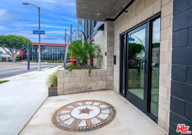 Building Photo - 321 S Fickett St