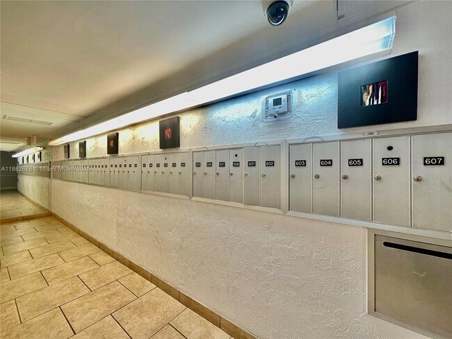 Building Photo - 2950 N Palm Aire Dr