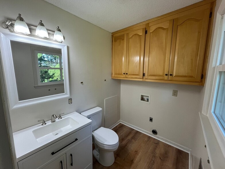 Building Photo - 2417 Landis Dr