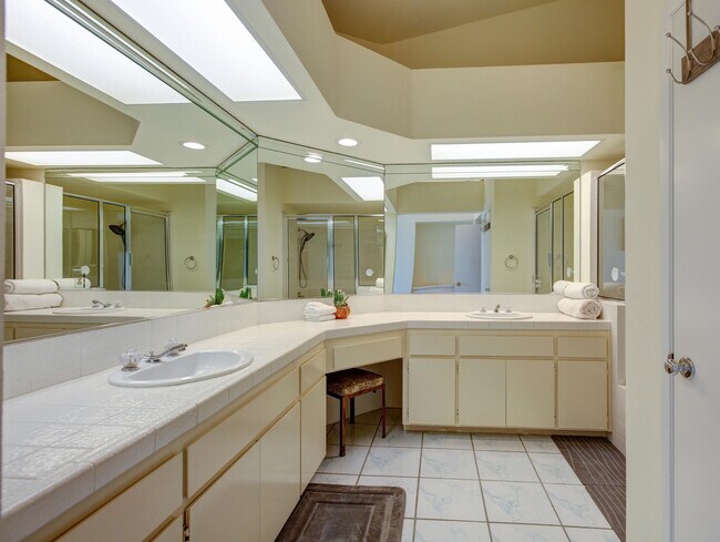 Building Photo - 709 Vista Lago Cir N