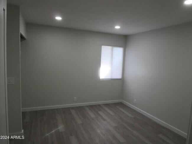 Building Photo - 1450 E Bethany Home Rd