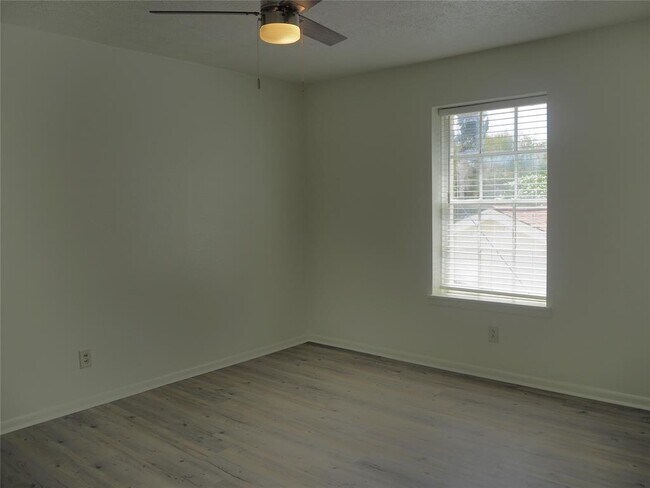 Building Photo - 4910 Saxon Dr