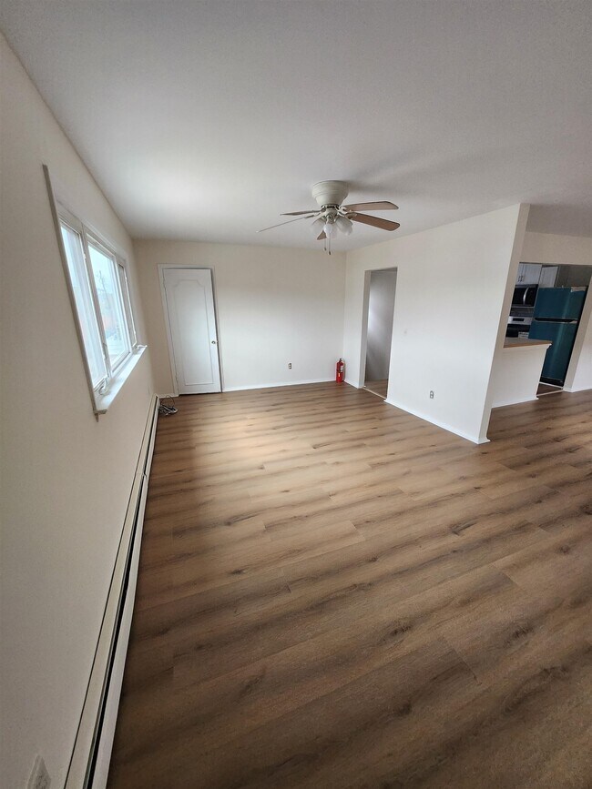 Building Photo - 71 Linnet St