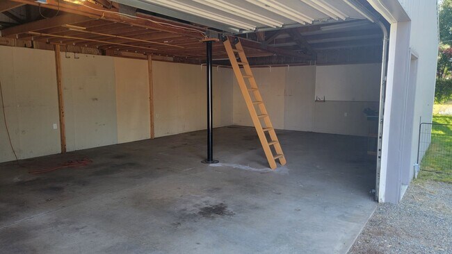 Building Photo - 4 Bedroom South Hill Home With Detached Ga...
