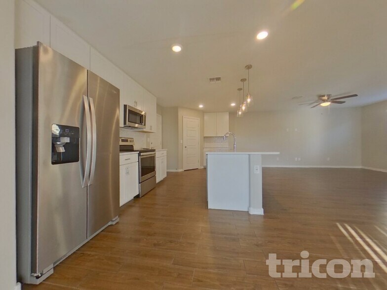 Building Photo - 11641 N 165th Ln