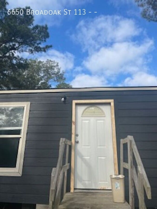 Building Photo - 6650 Broadoak St