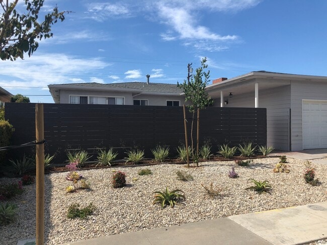 Building Photo - 7BD on Mary Lane! Huge Front Patio, Back Y...