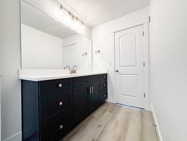 Building Photo - Newer Herriman Home - Open Floor Plan - Gr...