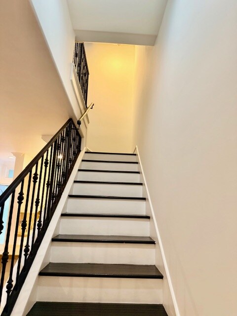 Building Photo - 917 N Sierra Bonita Ave