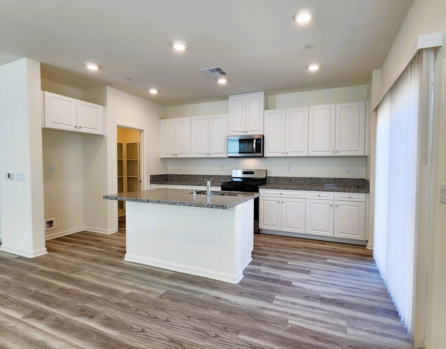 Building Photo - Gorgeous New Home in Gated Community,  5 B...