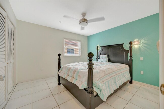Building Photo - Stunning Annual Rental: Luxury Coastal Liv...