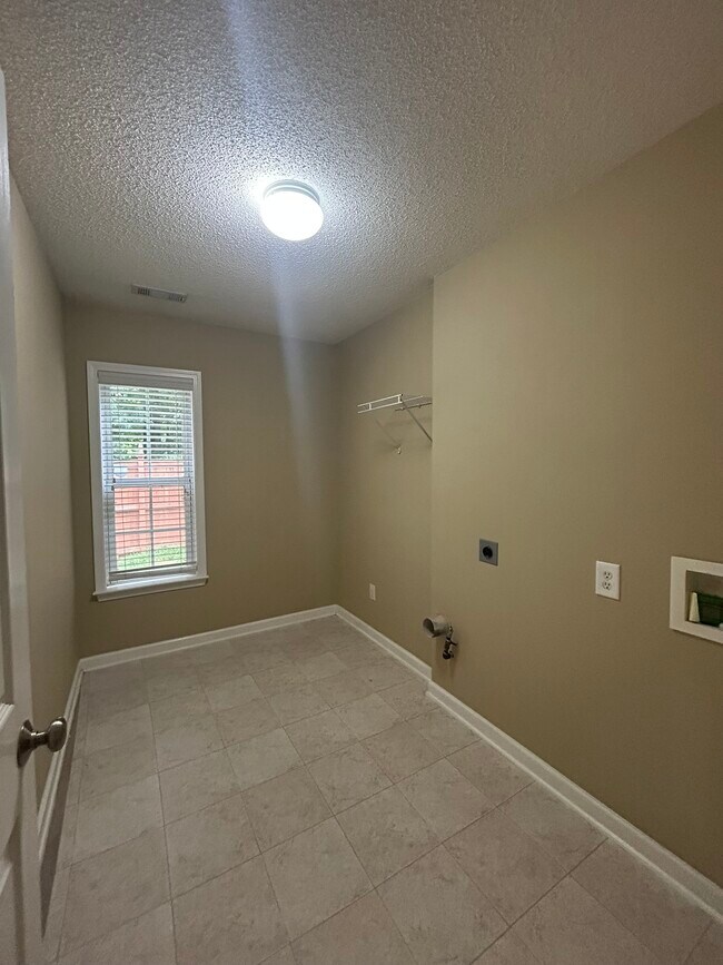 Building Photo - 1608 Hemburg Trace