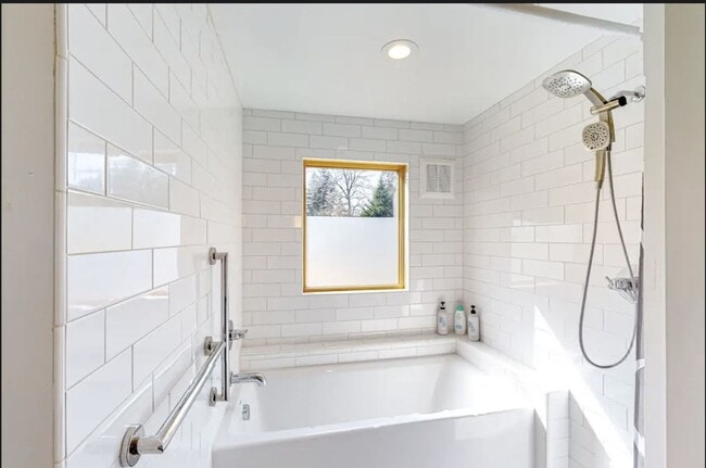 Building Photo - $2,700 - All Utilities Included Modern ADU with Two Bedrooms Townhouse Ready For Lease!