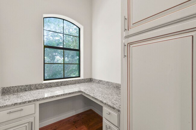 Building Photo - Elegant 3-Bedroom Home in Gated Inner Loop...
