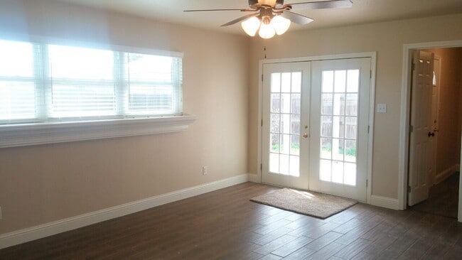 Building Photo - COMPLETELY UPDATED HOME MOVE IN READY