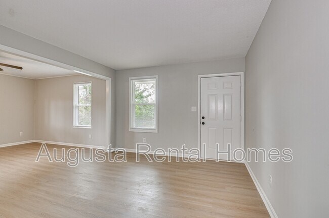 Building Photo - 208 Foxdale Dr