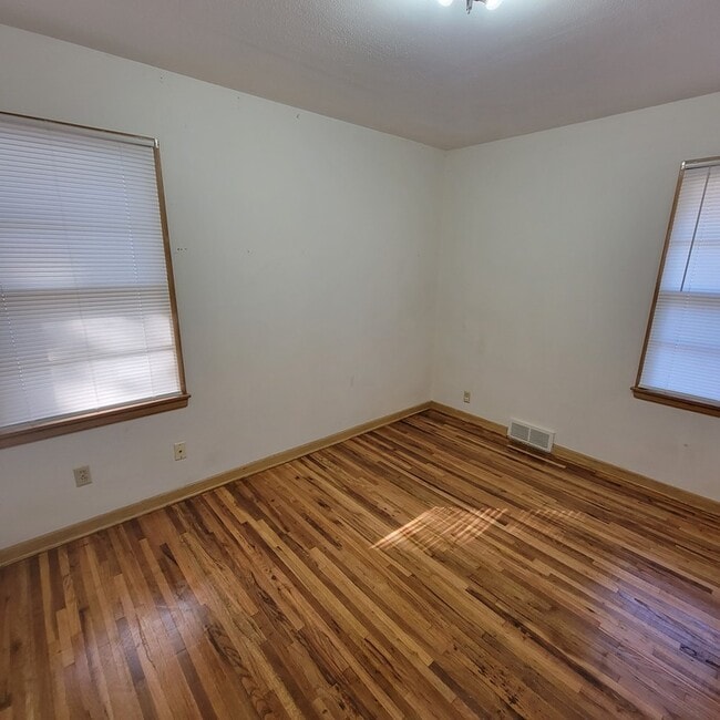 Building Photo - 20 W 25th Ave