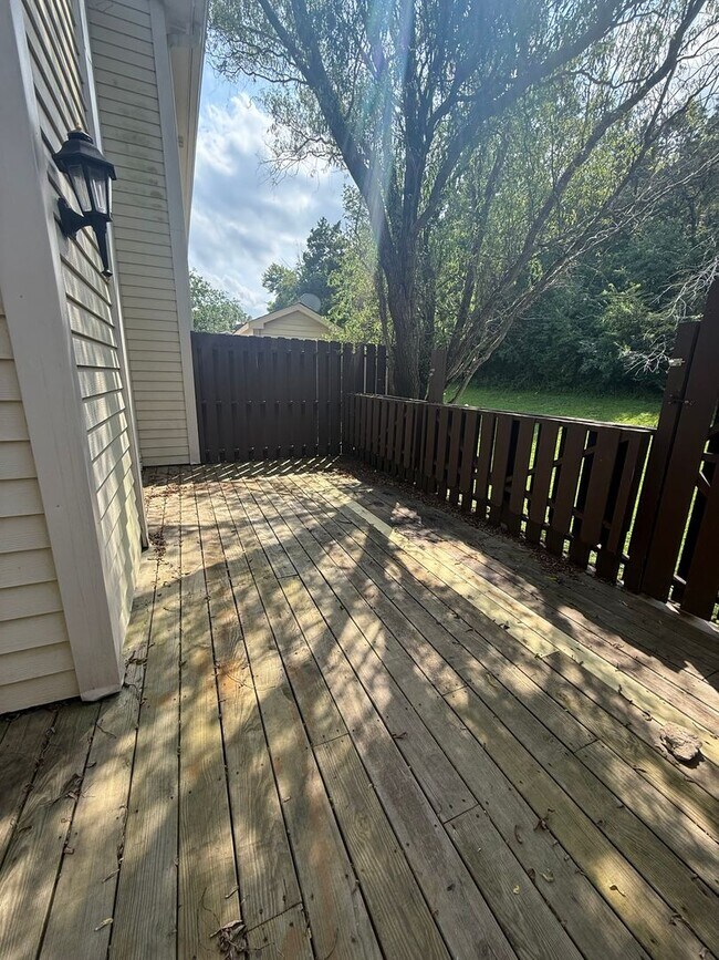 Building Photo - Beautifully Updated Brentwood Pointe Townhome