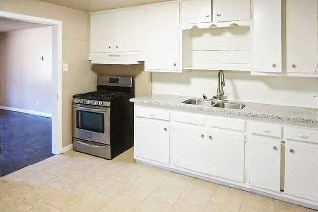 Building Photo - 4425 Harding Dr