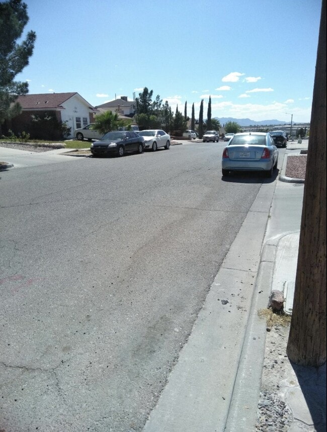 Building Photo - Nice cozy home