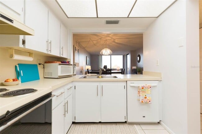 Building Photo - 6357 Bahia Del Mar Blvd S