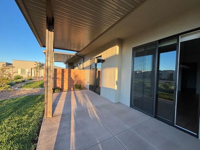 Building Photo - SPACIOUS PATIO HOME FOR RENT!
