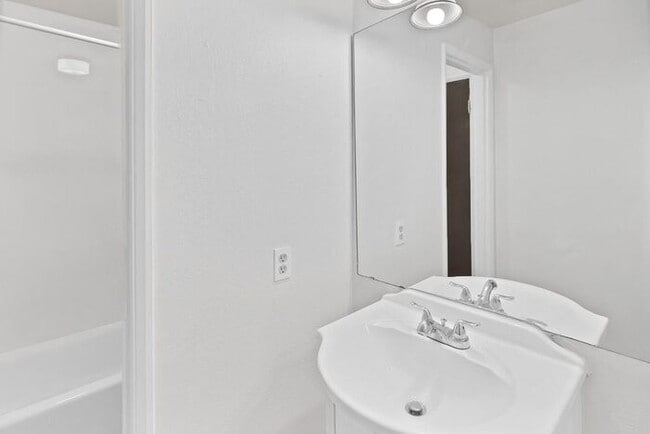 Building Photo - 2 Bedroom Condo near CMU