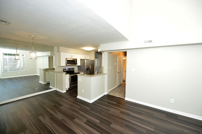 Building Photo - Community Clubhouse, exercise room & pool!