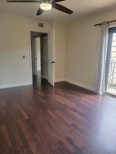 Building Photo - 727 7th Way