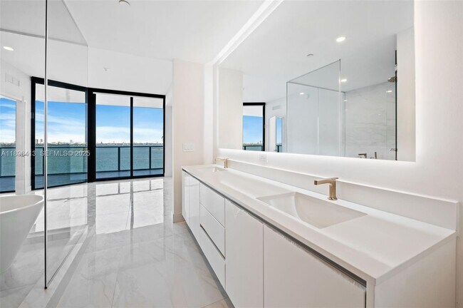 Building Photo - 700 NE 24th St