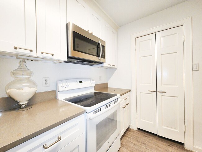 Building Photo - BEAUTIFUL REMODELED 1 BEDROOM 1 BATH CONDO.  GREAT LOCATION!