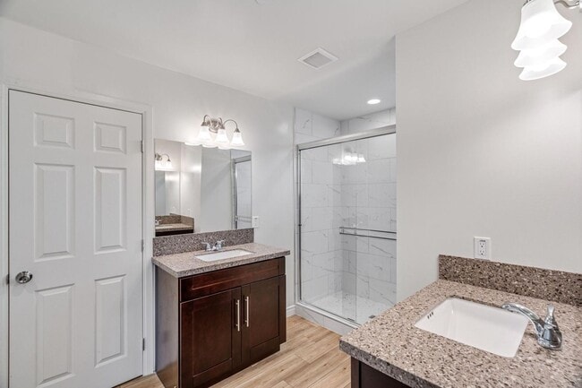 Building Photo - 5 Bedroom house with view