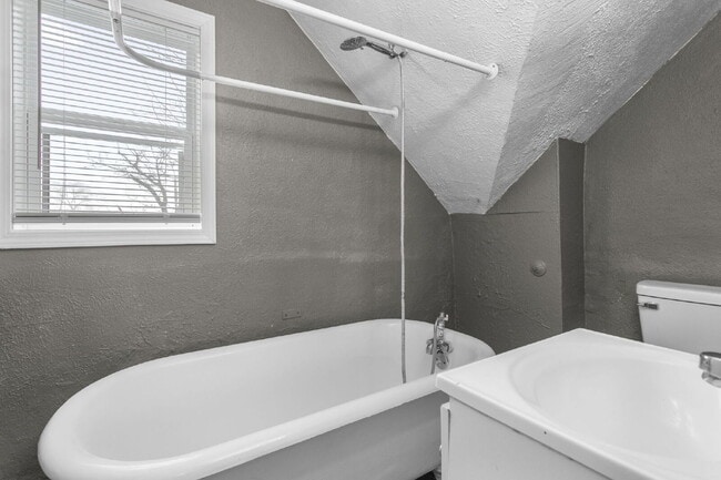 Building Photo - 1308 Kinyon St