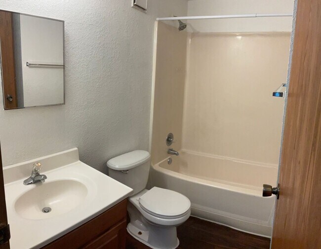 Building Photo - Great Location! Great Price! Call for Specials!