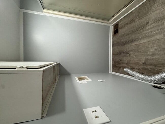 Building Photo - 102 Pine St