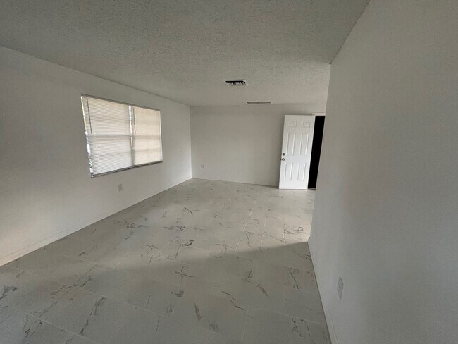 Building Photo - 4515 Needle Palm Dr