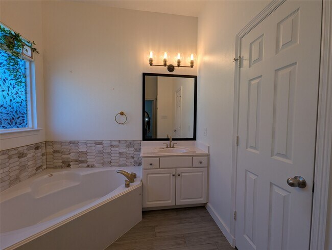 Building Photo - 913 Sweet Pine Dr