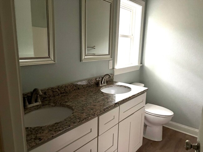 Building Photo - 3 Bedroom 2 Bath Home in Manteo $2200/mo
