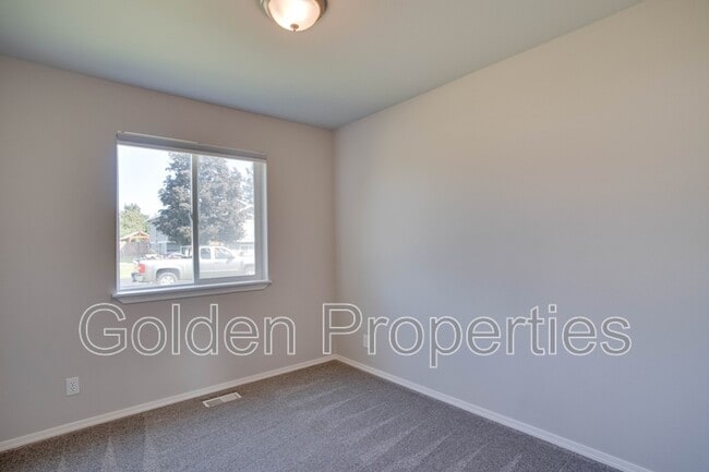 Building Photo - 1178 Tanager Ave