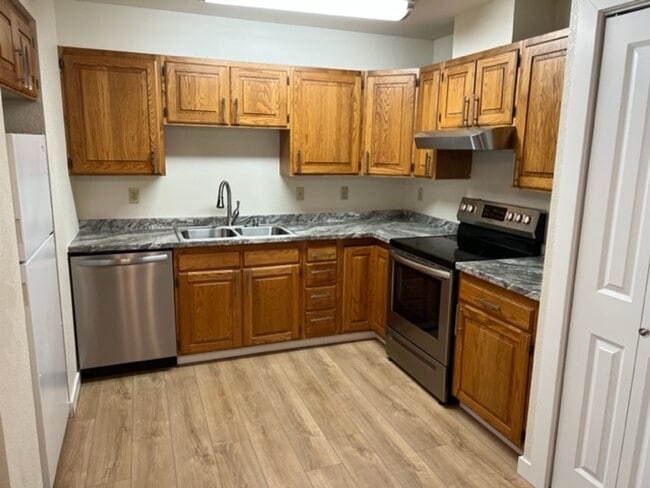 Building Photo - 2 Bedroom Condo!