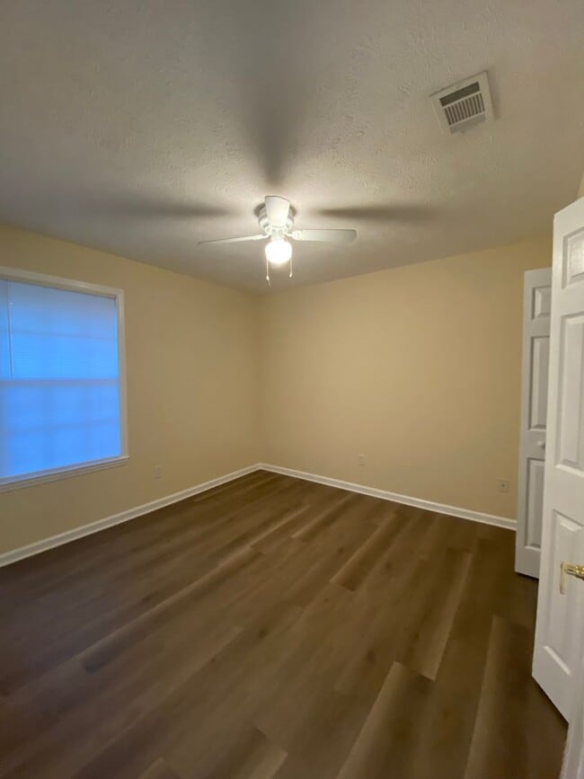 Building Photo - 2 Bdr/2bath townhome, great location!