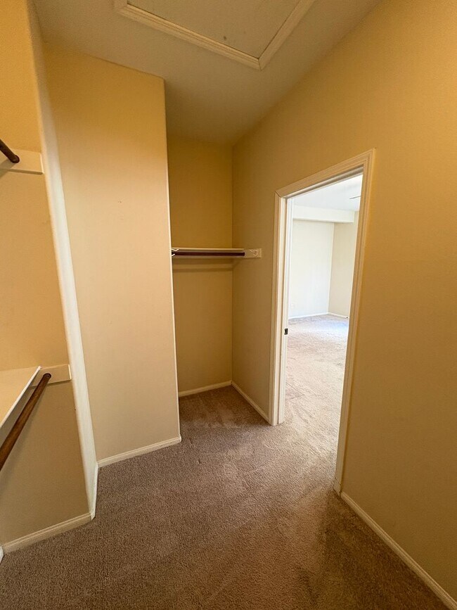 Building Photo - Spacious Townhome in Ventura!