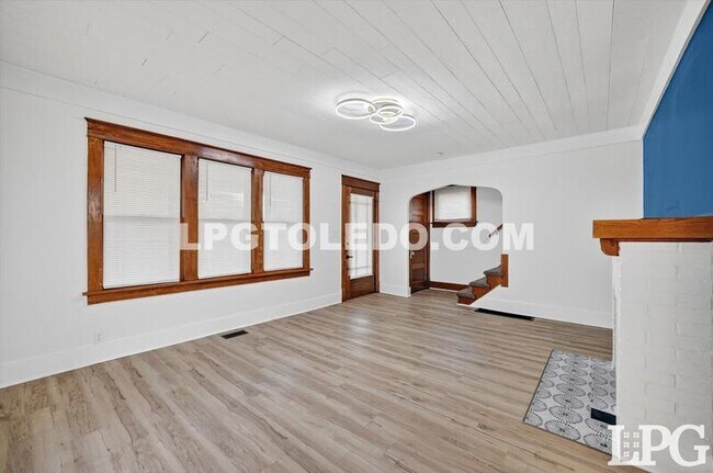 Building Photo - 4140 Caroline Ave