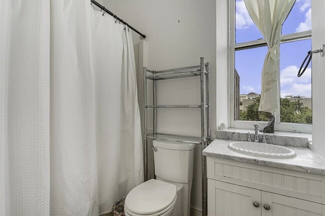 Building Photo - 350 King St