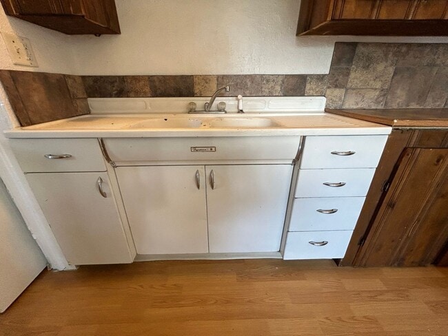 Building Photo - 2 Bed 1 Bath Large House with Fenced Yard and Washer Dryer Hookups